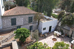 Elli's Hydriot villa in Kamini, Hydra